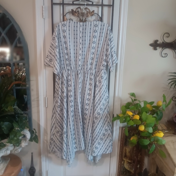 BloomChic White and Blue Maxi Flutter Sleeve Sundress - Picture 4 of 5